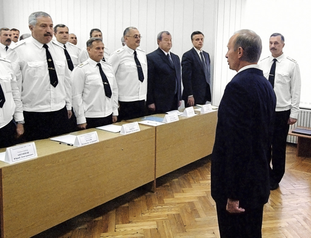 RIAN_archive_324955_Putin_meets_Pacific_Fleet_commanders_in_Vladivostok