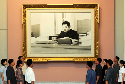 Rodong Sinmun 2012-06-19-02-01 주체사상로작전시관에서 Kim Jong Il 1964 Pyongyang Today