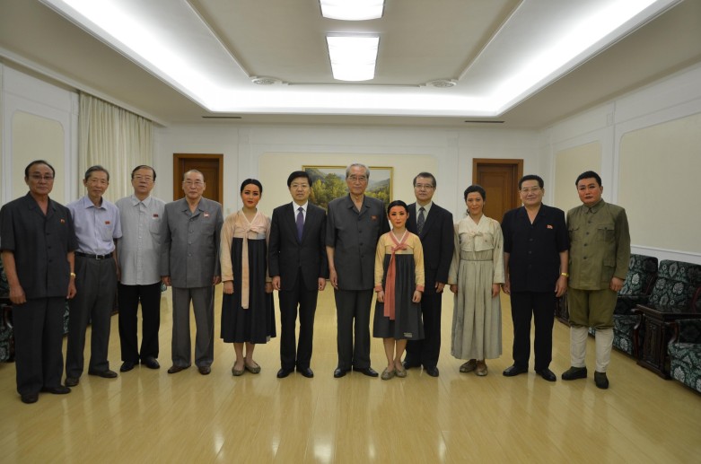Kim Ki Nam and Flower Girl Cast w Chinese in PY Aug 10 2012