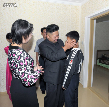 According to re-defectors, Kim Jong Un and Ri Sol Ju's (left) appearance at a Pyongyang family's home in early September was the psychological catalyst for their return. | Photo via CCTV