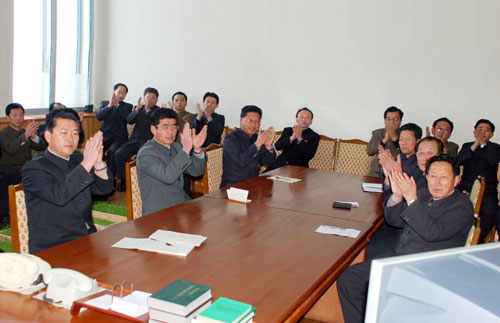 By North Korean standards, this is a shockingly spontaneous photo | Talking shop, via Rodong Sinmun